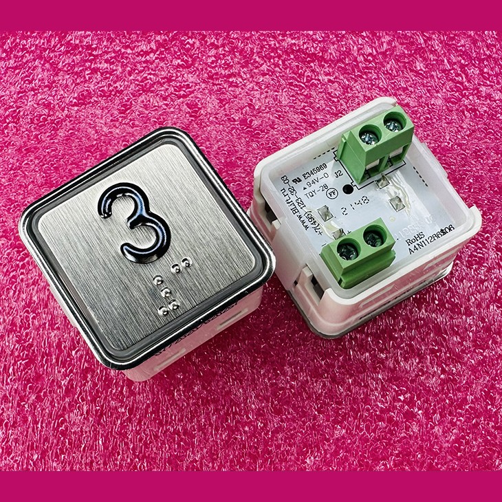 Модуль кнопочный квадратный красная подсветка код брайля "3" A4N11286$06 KA302-S-R-03 ЩЛЗ